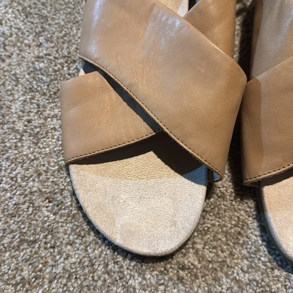 Born NWT Sandals Sling Back 10M Neutral Leather Comfort Vacation Travel Resort - Picture 2 of 13